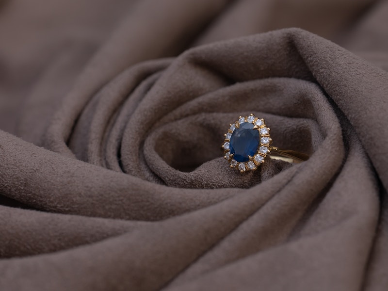 鑽石戒指的設計和創新：從經典到時尚的發展趨勢